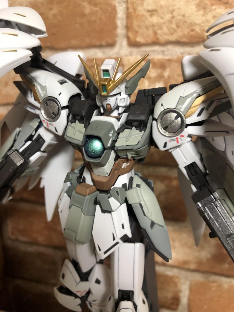 シルバー部分はスターブライトジュラルミン、真ん中のキラキラの玉?(名称わかりません)はプリズムメタリックターコイズグリーンライトブルーで塗装濃いグレーはガルグレー、薄いグレーは軍艦色、ホワイトはグランプリホワイトで塗装しましたヾ(o・ω・)ノ