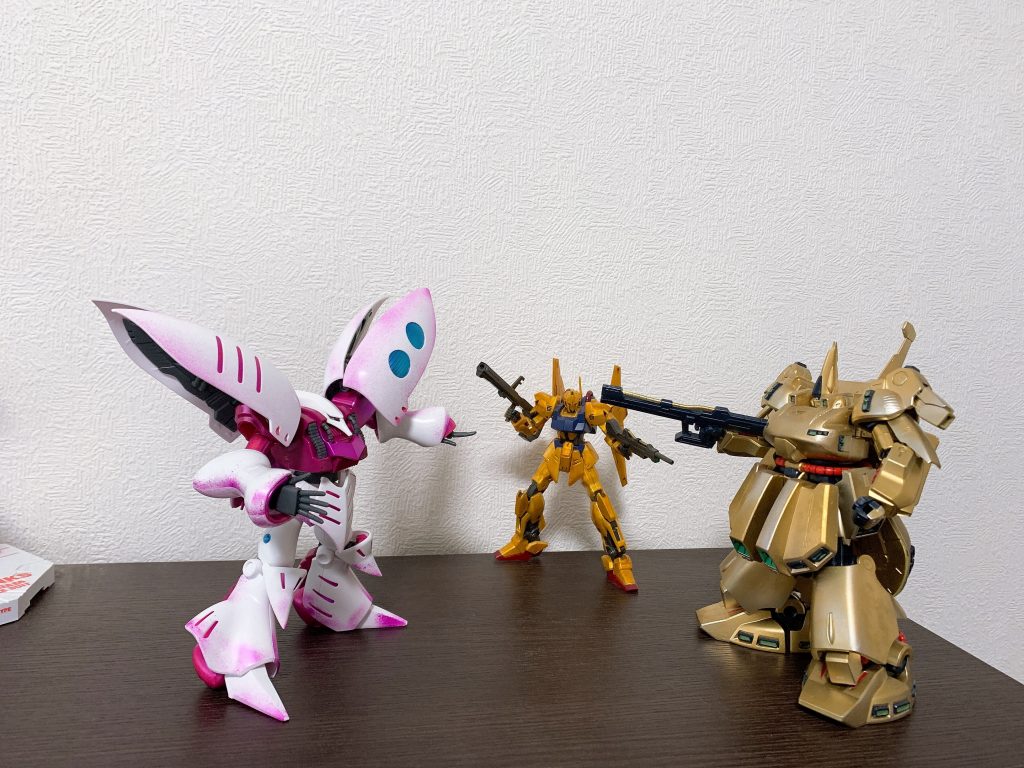 キュベレイ、百式、ジ・O。3体揃いました。百式はエアブラシ導入前の制作、5年以上昔の塗料を筆塗りしたんでムラが出まくりです。