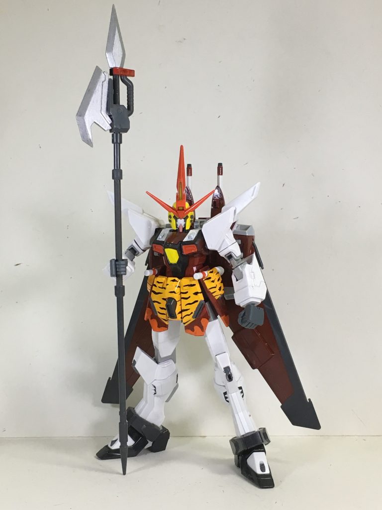 星らしく槍状の武器を作ることにして計画を進めていきました。武器名は「方天画戟」。まず刃の部分はM.S.Gの「ガンブレードランス」というキットのパーツを一部流用。他にもビルダーズパーツ004に付属されているヒートサーベルと合体する柄のパーツを使い、更に長くするために適当なランナーも用いて長い槍にしました。こちらは主にジャンクパーツからできているため比較的に安めに済みました。