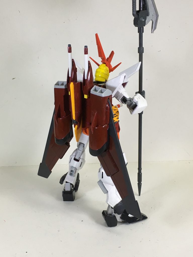 このインフィニットジャスティスは2005年に発売された旧キットな為、肘の関節が少々残念な作りですが、膝は二重関節なので悪くはありません。当時はまだリバイブ版インフィニットジャスティスが発売されてなかった時期だったので、こちらを購入しています。肘を改良しようとコトブキヤのM.S.G「Hジョイント」を使って二重間接にし、一応“ガワラ曲げ”も可能になりました。他にも首の方にも使い、首の自由度を高くし、肩も可動範囲が狭かったのでボールジョイントにして広くしました。また、太ももの付け根も横への稼働が狭かったのでプラサポのパーツを使って可動域を広くしています。後はジャスティスのアンテナを増やそうとダークマターブースターで余った「I2-⑨」のパーツを付け根の部分をカットして接着しアンテナを増やしました。