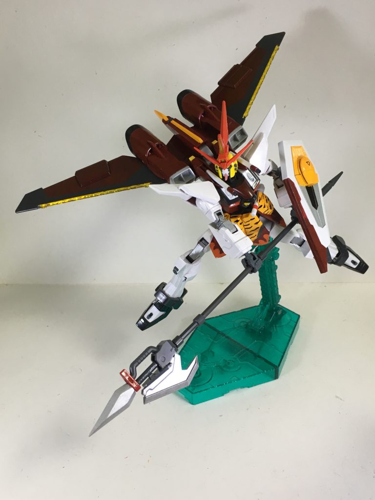 “方天画戟”新しく設計した槍型の実体剣武装。本人が戦いやすい戦闘スタイルに合わせ、機体にも新しく作った武器。名前の由来は三国志に登場する呂布の武器「方天画戟」からそのままとった物である。