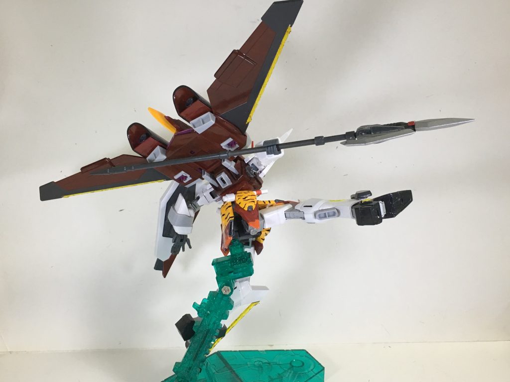 “グリフォン ビームブレイド”膝からつま先にまで伸びるビームサーベル。格闘戦に持ち込むことで真価を発揮する。