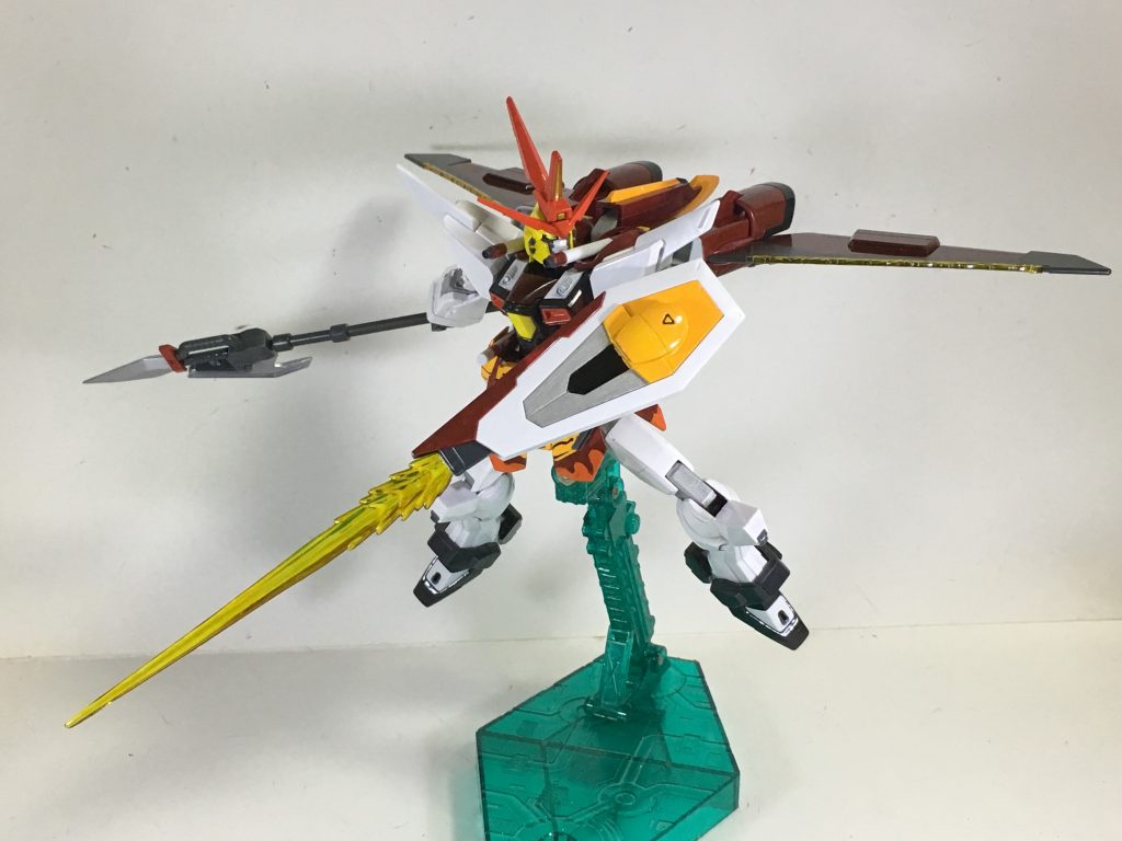 “ビームキャリーシールド”実態用の盾。先からビームサーベルを形成したりビームシールドを展開できるといった攻防共に備わったシステム。本来ならオリジナルにはブーメランとアンカーが備わっていたが廃止した。