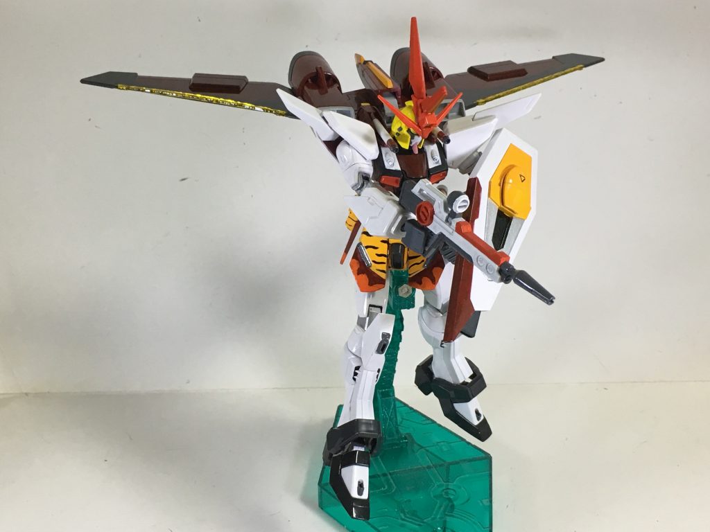 “高エネルギービームライフル”一般的なビームライフル同様の威力を持っているが、近接を得意とするジャスティスであるため弾速は遅い。