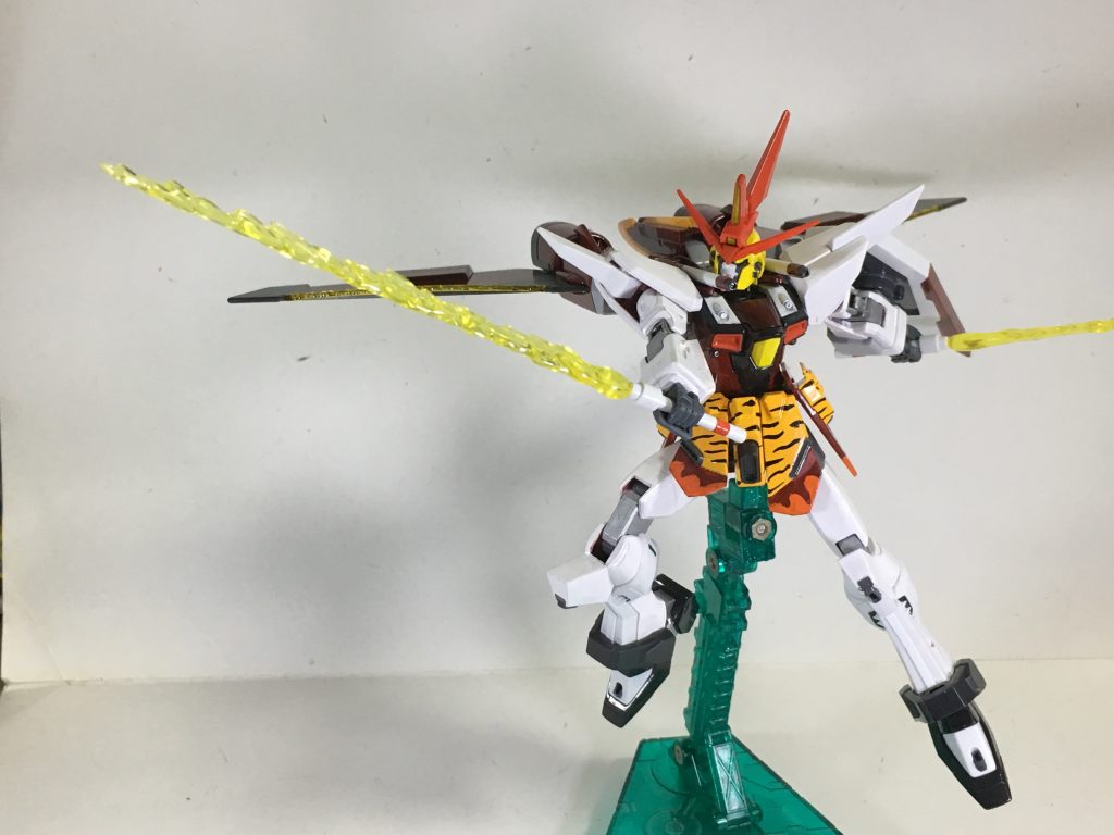 “シュペールラケルタ ビームサーベル”近接用のサーベルだが、オリジナルと異なって威力が上がるよう設計されている。連結にも対応されているが、制作者である星はあまり利用しない。