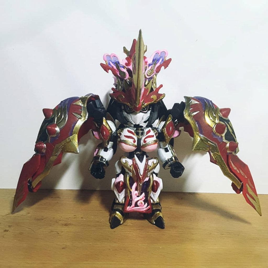 正面図、ゴールドパーツはドイツの「モトローリキッドクローム」で塗装し、タミヤX-24クリアイエローとタミヤX-26クリアオレンジをミックスしたクリアカラーで塗装。