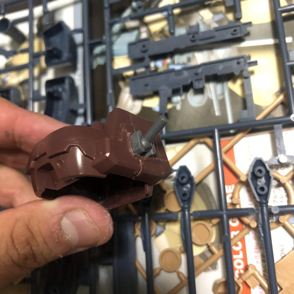 肩部も同じくイエローサブマリン製ロールジョイントを肩関節を切り欠いてそこに裏からプラ板とパテで固定。