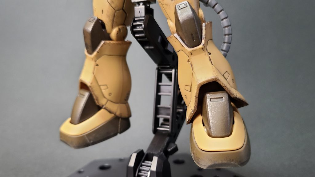 製作小話モノアイはHアイズの2.8を使用ピンバイスで開けた穴に裏側にラピーを貼ったHアイズを瞬間接着剤で固定しましたウェザリングには水性ホビーカラーの焼鉄色とタミヤのウェザリングマスターを使用塗料をつけたスポンジを使いエッジを汚しましたウェザリングマスターは足首と銃口に使用足首にはサンド、銃口にはススを擦りつけましたデカールの存在を忘れていたのは内緒です最後にはじめてのウェザリングでしたがとてもたのしめました少しずつ塗料をのせていくことがコツだと思いますモノアイの工作もやってみましたが少し失敗開けた穴がHアイズより少し大きくなってしまったんですゼリー状の瞬間接着剤とつまようじでなんとか固定しました写真を撮ったらいい感じの目つきになってくれたのでよかったですそれではここまで見ていただいてありがとうございますみなさん風邪などにお気をつけてお過ごしください✨