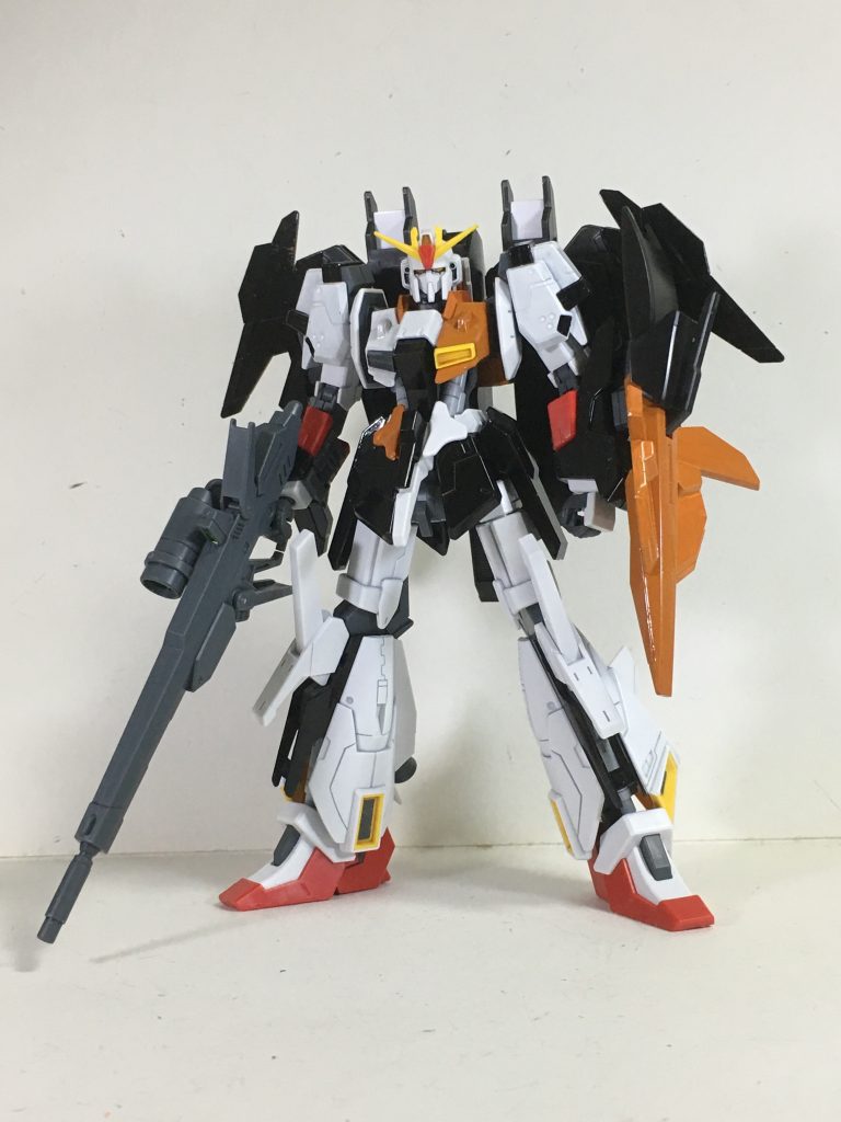 「ライトニングZガンダム」をベースに作っています。これと言った理由はないのですが、このライトニングZがカッコよかったのでこちらの方を採用しました。ただこれだけでは味気ないので、「24thセンチュリーウエポンズ」のGNロングライフル、ショートライフルを付けました。