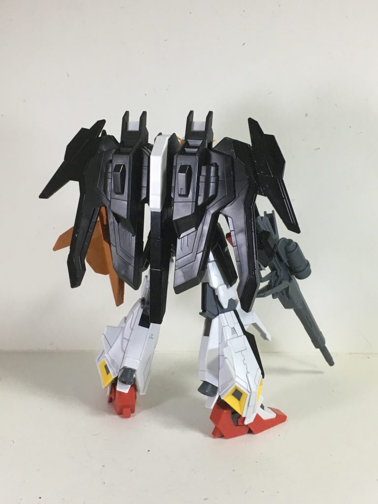 このキット買って驚いたのが「変形がオミットされている」と言う事です。そいえば原作ビルドファイターズトライで変形なんてしてなかったなと今更ながら思い出しましたww。あのアニメももう7年も前になるのですね……。他にもビームサーベルもなかったので、「ジム・カスタム」で余っていたビームサーベルを拝借しました。自分が使うキットくらい調べとけって話ですよね。後に見せますが、変形時はかなり無理矢理です。