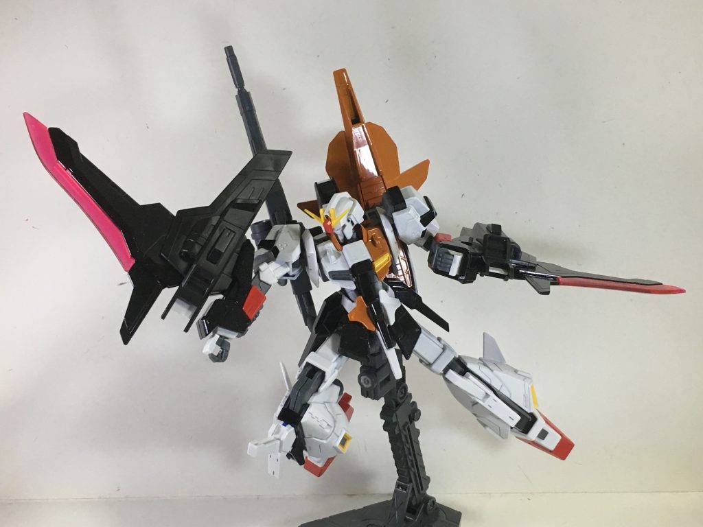 “ウイングブレイド”バックパックのバインダーを腕に装着し、大きさも相まって高い切断力を誇る。変形時も展開可能で高速で切りかかるその姿は、正に幻想郷最速の名に恥じない戦い方である。