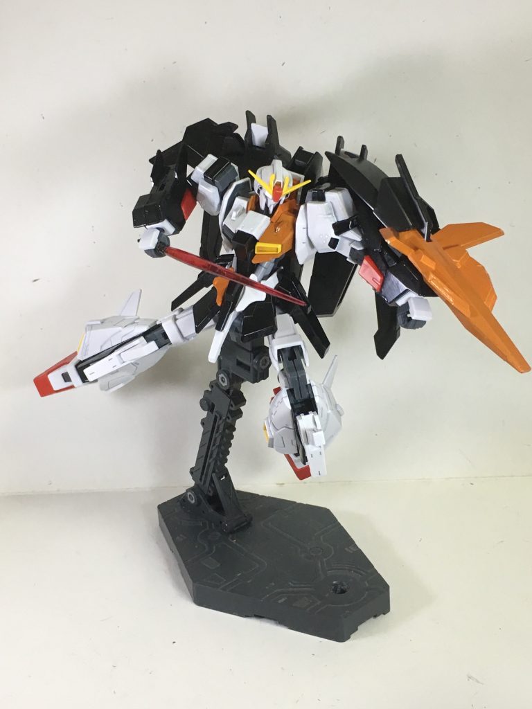 “ビームサーベル”サイドスカートに収容された近接武装。近接戦を好まない射命丸は自ら抜刀することは少なく、近づかれた時の為に使われる。あるいは円を描くように回転させ、ライフルのビームを当てて拡散する「ビームコンフュージュ」を使う。