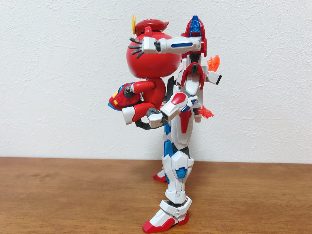 側面ベースはギャラクシーブースターです。腕や脚の接続部の渋み調整に苦労しました。