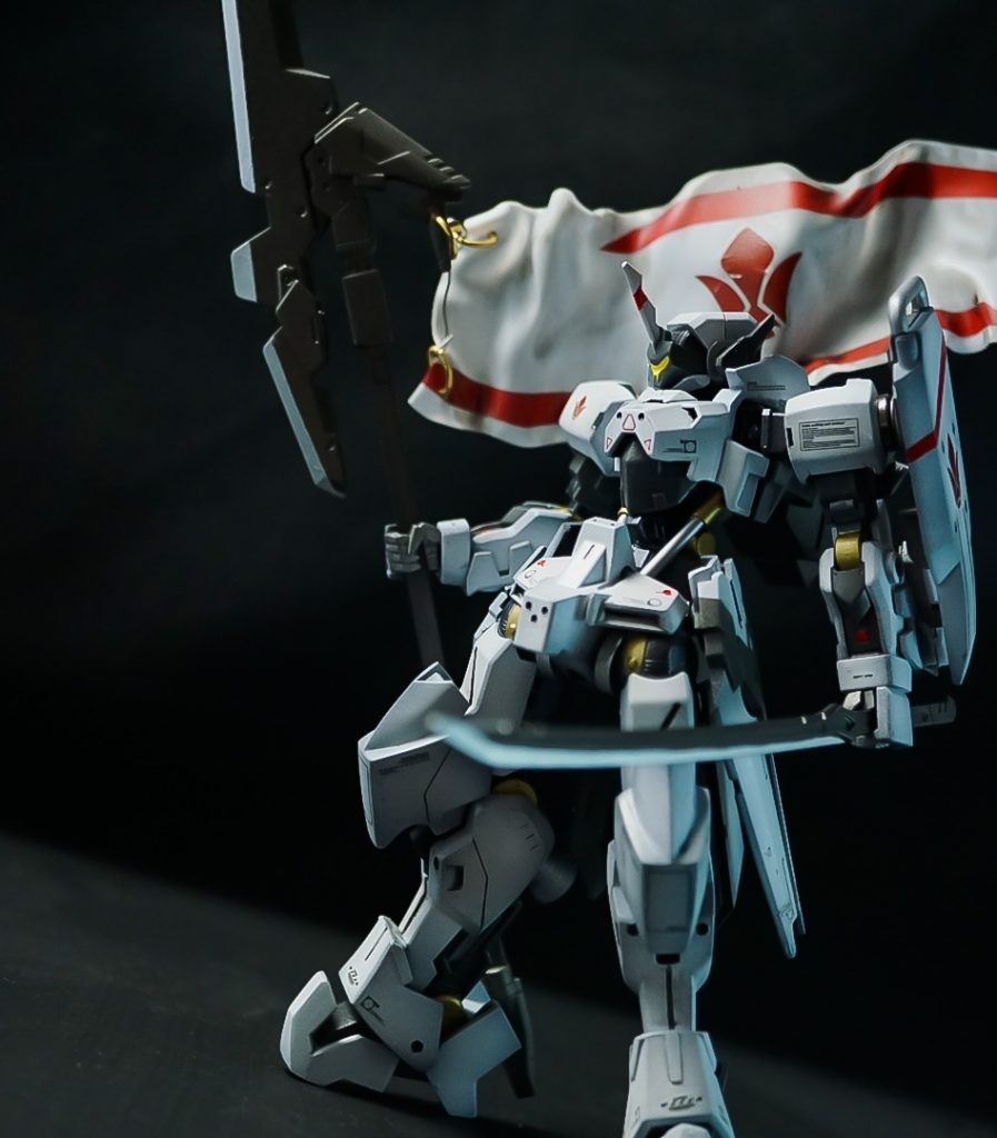 武装①旗槍鉄華団のエンブレム入りの旗を付けた槍団のピンチにこれをはためかせて現れて鼓舞して欲しかった