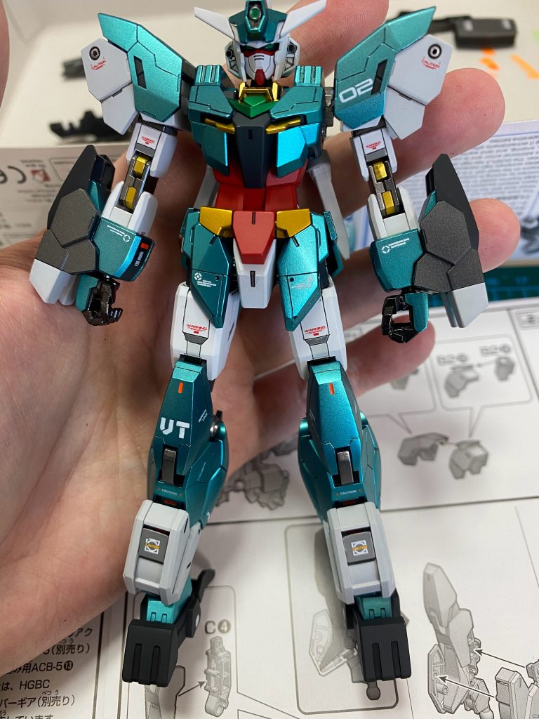 本体を組み立て。メタリック塗装したのは艶消しで作ったアースリィとジュピターヴを区別するためです。やはり8体のアーマーを全部同じように制作するのは味気ないと自分が勝手に思っています。塗装後半艶クリアでコーティングしています。各所にスジボリを追加しています。線がいびつになってるところが割とあります。まだまだ修行が必要です。シールを使わないを目指して塗装していましたが物凄く大変でした。その割に効果がいまいちだったです。