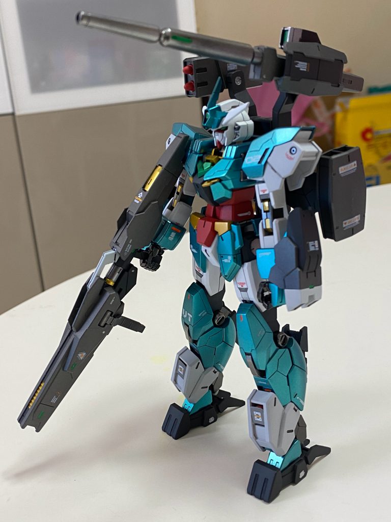 ヴィートル―ウェポンズを装備して正面。バッグパックのミサイルポットはそのままだと違和感があるのでミサイル弾頭を追加しました。最初はランナーで弾頭を作ろうと思っていたんですがちゃんとした形にヤスるのが難しくて断念、代わりに市販品を使いました。かなり突出してしまい違和感があると思いますが大目に見ていただければ幸いです。