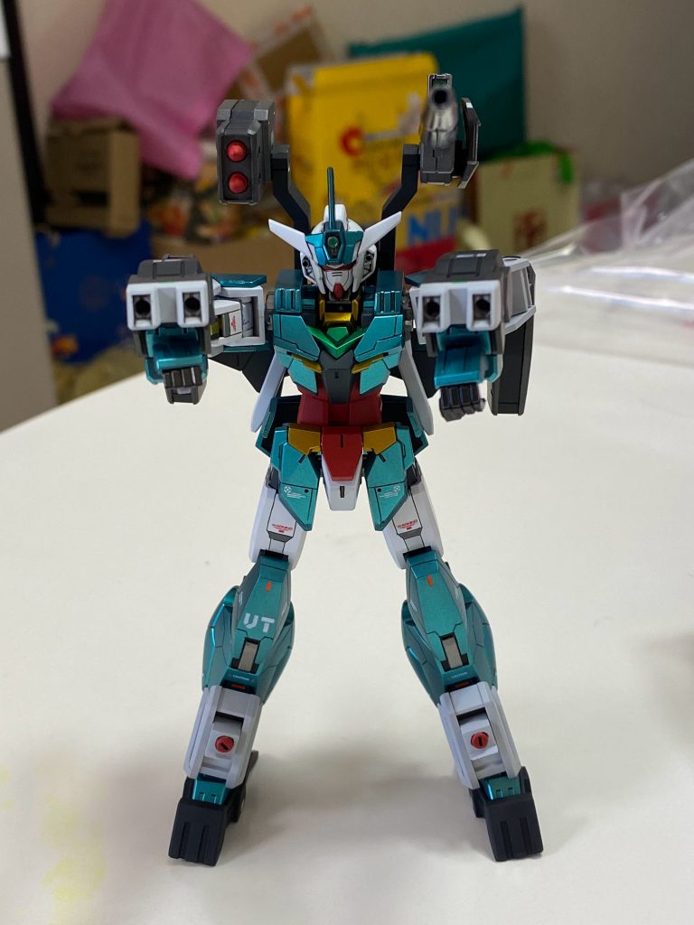 全弾発射。足部分のミサイルポットはそのままだと45度くらいしか開けないので改造して完全に前方に向けられるように調整。弾頭も追加。