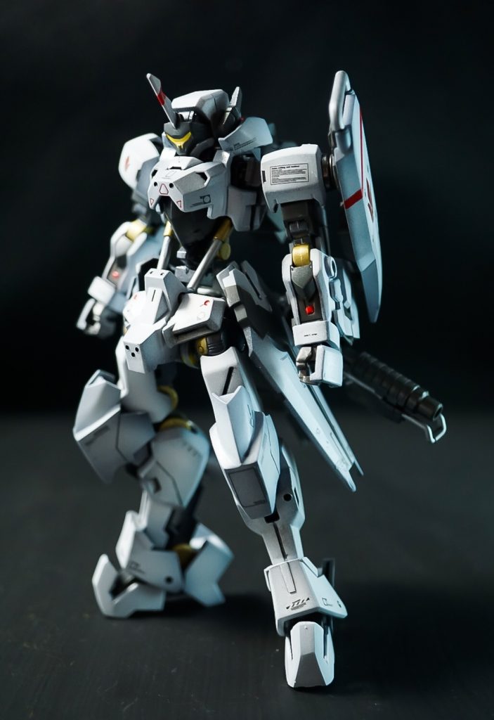 今回は若干のアシンメトリーと言っても武装抜いたらサイドスカートだけですが塗装は白い部分が多いので黒立ち上げでバイザー、モノアイ？の色はオルガの眼に合わせてイエローにしてます