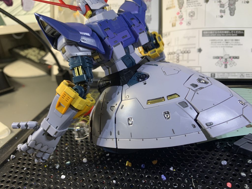 スリットから見えるダクトをゴールドに