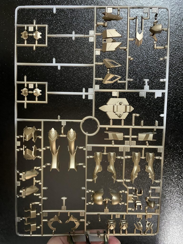 時短のため、部分塗装するパーツ以外はランナー塗装しました。が、白のランナーだけはゲート跡が目立ったため、後でリタッチする羽目になりました(笑)成形色と塗装色が違いすぎる場合はランナー塗装じゃ無い方が良いかもですね。