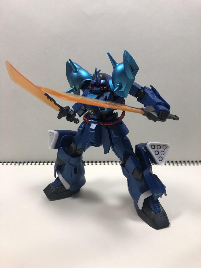 武器を構えて。クリアパーツはつや消しで曇らないようにあとから制作しました。