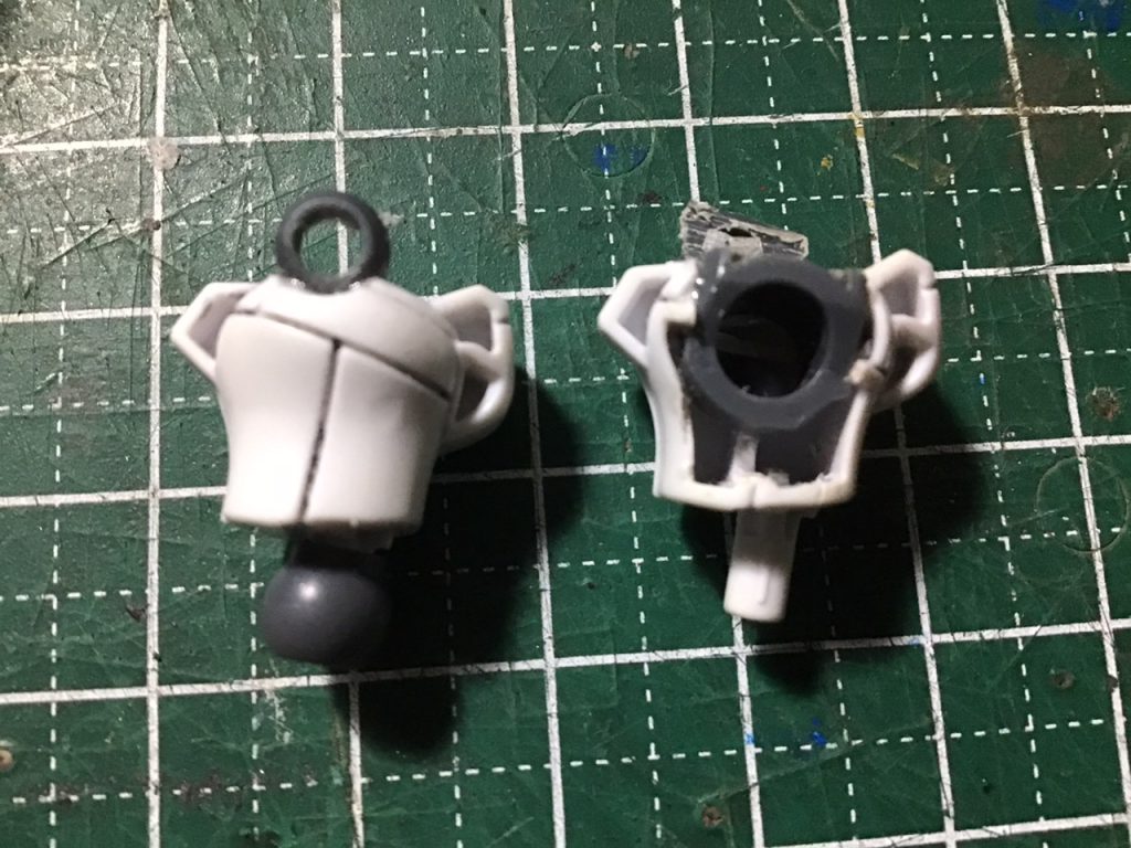 足の短縮は、スネパーツ(B1とB2)の肉抜き側のリブを切り飛ばし、そこに入るサイズにカットしたモモパーツ(A6とA7)を入れて接着し、合わせて腰サイドアーマー受けをスネパーツに移植して終わりです。・・・腰サイドアーマー受けを接着した部分にはもともと同じようなディテールがあったので、それに穴を開ければ良かったと後から思いました。