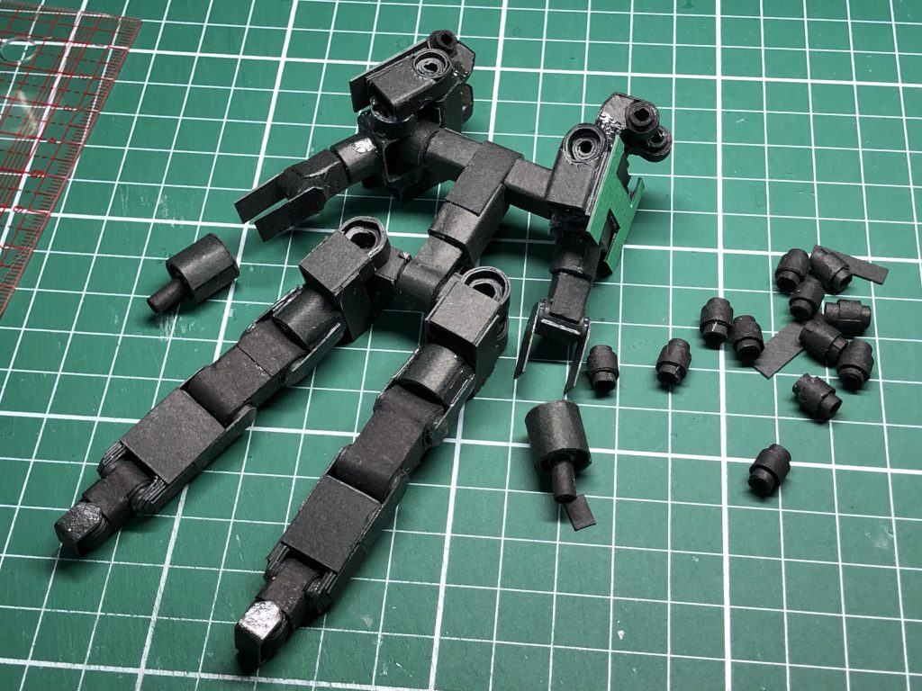 いつもの紙を丸めて繋ぎ、フレームを作るところ。