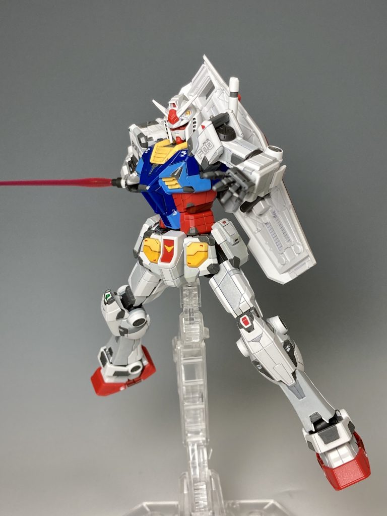 シールドを背負ったり、サーベルを持ったり、一通りのアクションは可能です!