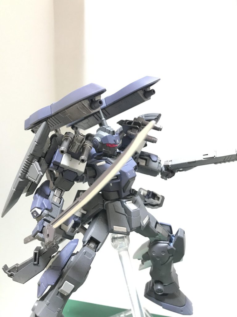 背面にはサーベル発振が可能なビームガンを併せ持つ、機動双攻防盾