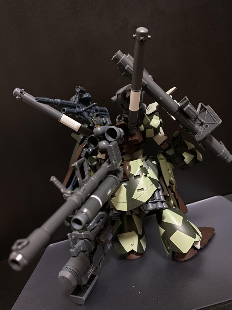 僚機であるフォックステイルの武装が、全てビーム兵装である為、相手がビームに対しなんらかの抵抗を持つ場合には、担架している実弾兵装を渡すことで、戦況の流れを変えること無く、スムーズに戦闘を進めることができる。