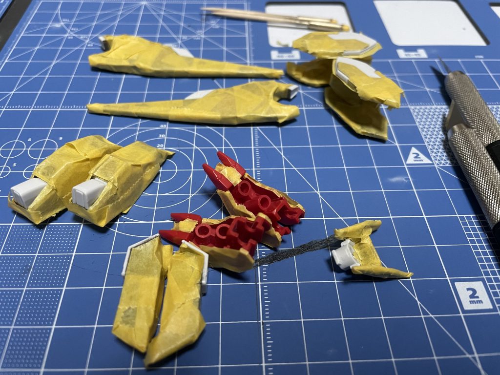 バルバトスルプスは安いしカッコいいしで良キットなんですが、少し塗り分け箇所があります。塗り分け箇所のマスキングに時間をかけすぎて、その時点で1日目は終わりました。筆で部分塗装にすべきでした。。。