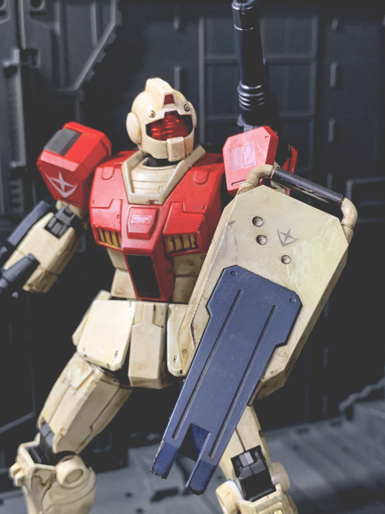 陸戦シールド。機体重量を抑えるため、小型のシールドを装備している。 