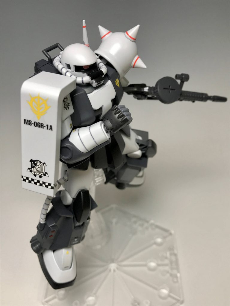 MGの完成見本風ポーズ。MGで高機動型ザクIIのバリエーションがあんなに出たのはなぜなんでしょうね？