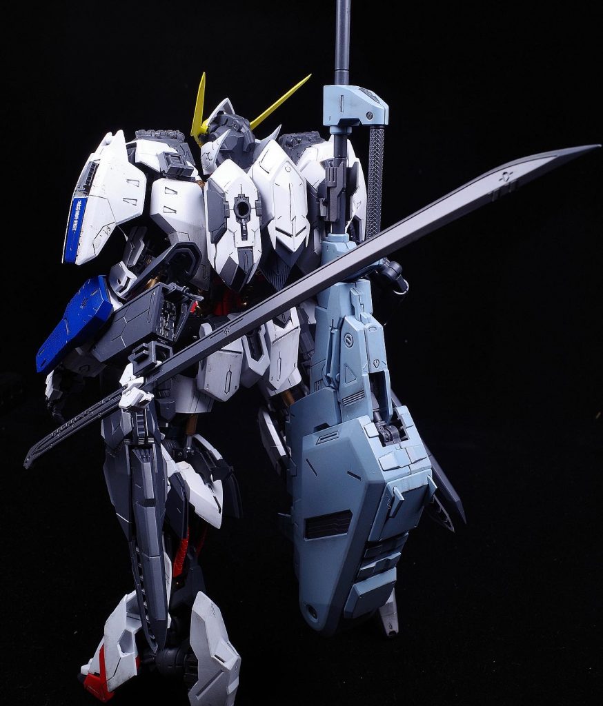 背後。刀は右腕に装備させました。