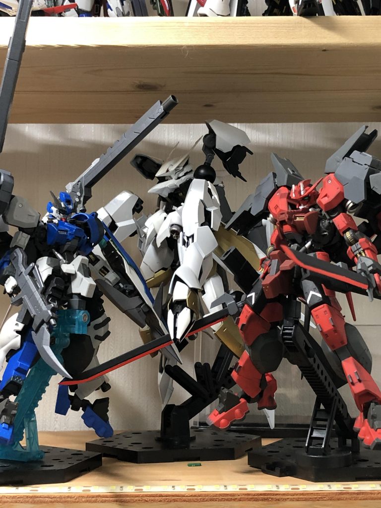 直近に投稿した2体と。
1列後ろでもなかなかの存在感。
ボリューム感あって大満足ですが、ポージングやフンドドには向いていない気がします。
よければこの2体ともどもよろしくお願いします(笑)