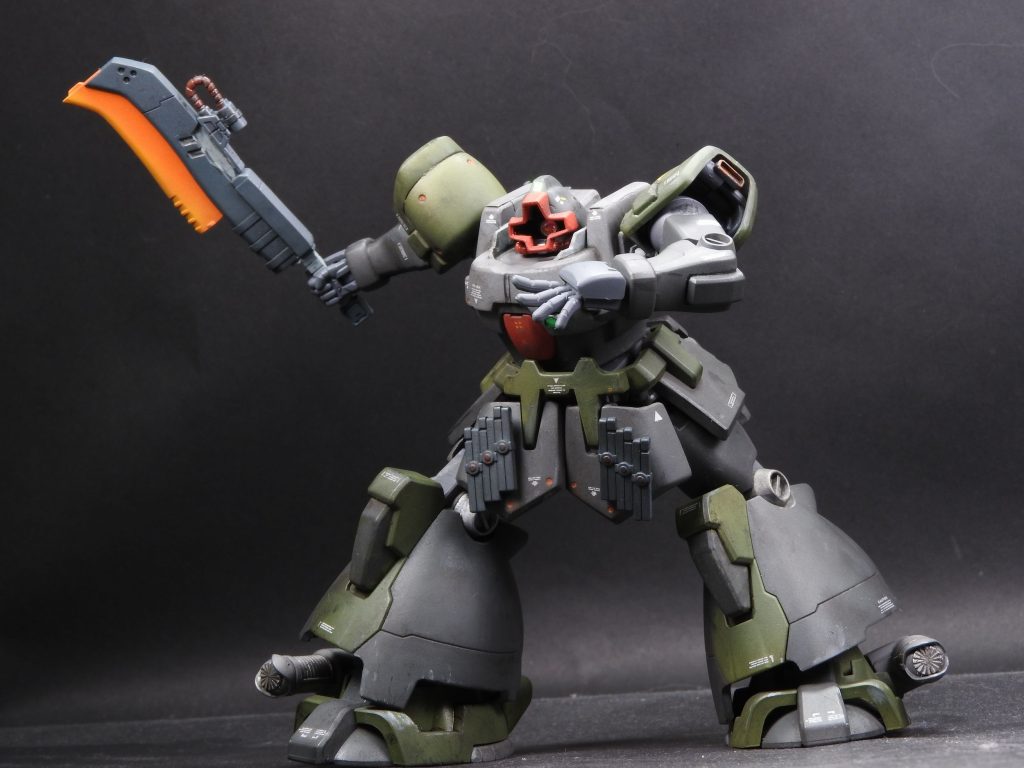 特徴的な武装としてヒートナタを追加しています。コトブキヤ製ウェポンユニットをベースにジオン製に見えるよう形状の改修とパーツを追加してます。肩のBJ化により上方向に可動するのでこの手の武装が映えますね。