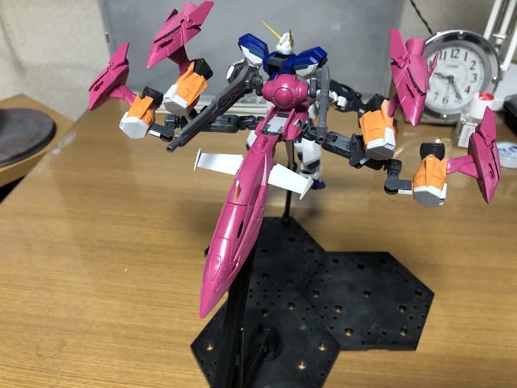 塗装前のエグザス。今回接続部はボールデンボールやバトルアームアームズなどのビルドカスタムから拝借。本格的に組み直したエグザスとガンバレルストライカーもビルダーパーツシリーズのスラスターや板でディティールを補強しました。あと、エグザス本体の横の穴には蛍光イエローを塗ったメタルパーツを突っ込んであります。GIFを試しに載せときますね。