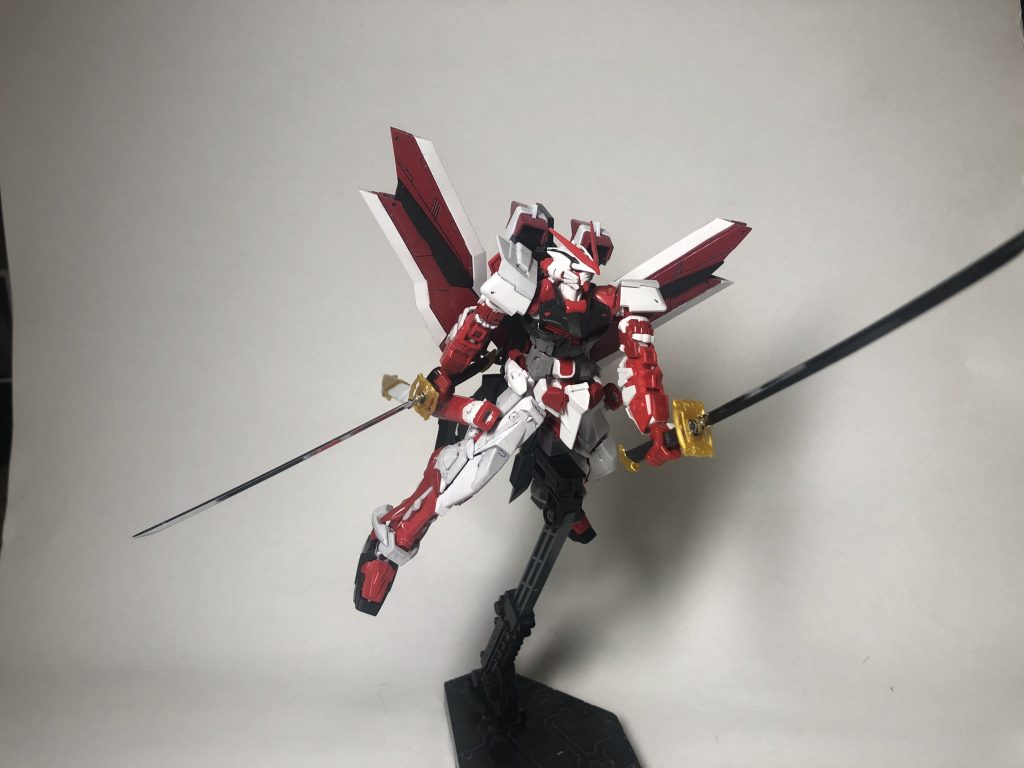 当初はHGでやろうとしてたんですが赤枠改は新デザインだったので壊れてたRGを修復して使うことにしました。RGは刀身もメッキなんでやっぱかっこいいですね。