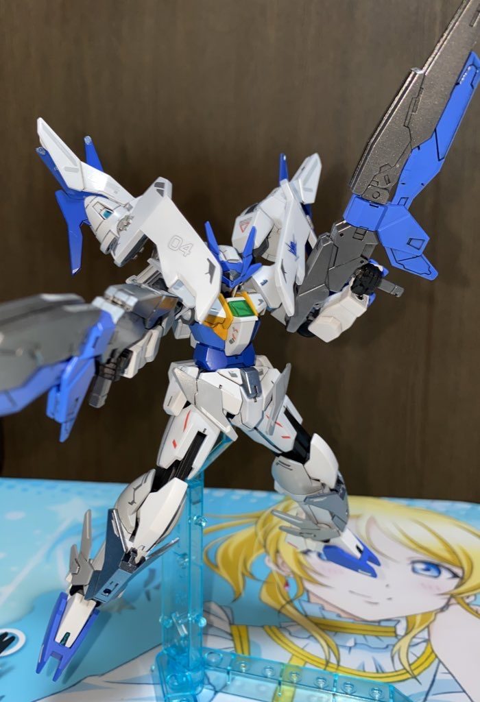 メインカラーが白と言うこともあり、武装辺りはグレーではなく、少しメタリック感を出して白自体に高級な感じに塗装を施しましたスネ部分のパーツはアイスメタルという塗料を使用しました