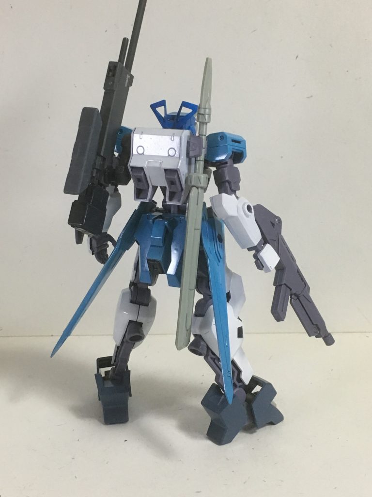 サイドスカートをHGBCバインダーガンの物を使用し、ロングスカートを少しでも再現してみようと使いました。頭部の青娥の特徴的なあの髪型ですが、ガンダムX魔王で余ったアンテナのパーツにプラ板を貼り付け、あの円のような髪型を忠実に再現しました。他には追加武装をつけようと、バックパックに長距離用武装をつけようと、ジャンクパーツから組み合わせて砲塔を作りました。それとバイザーは言わずもがな、鉄血のオルフェンズオプションパーツの物を使って、オルガを意識した機体にしました。