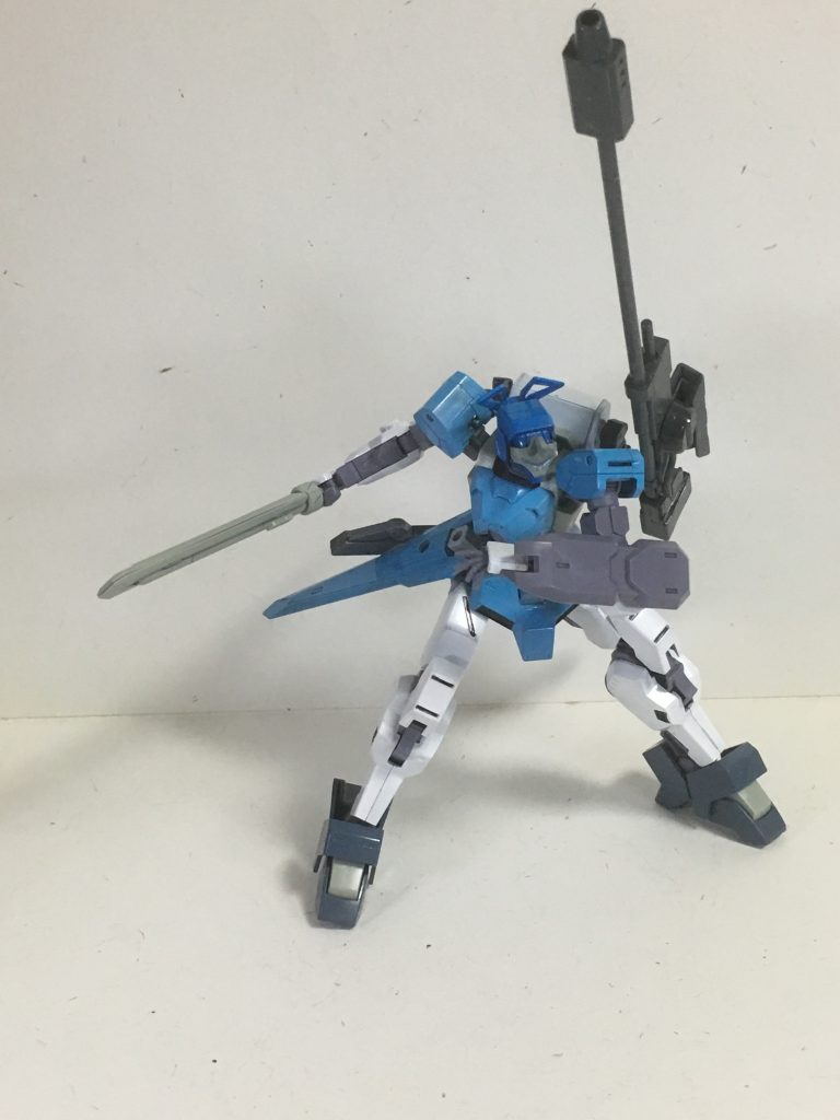 “ガントレット”腕部装着型の小型のシールド。小型の分、防御範囲は狭いが、取り回しがしやすい機構になっている。先端が尖っているため白兵戦も可能。