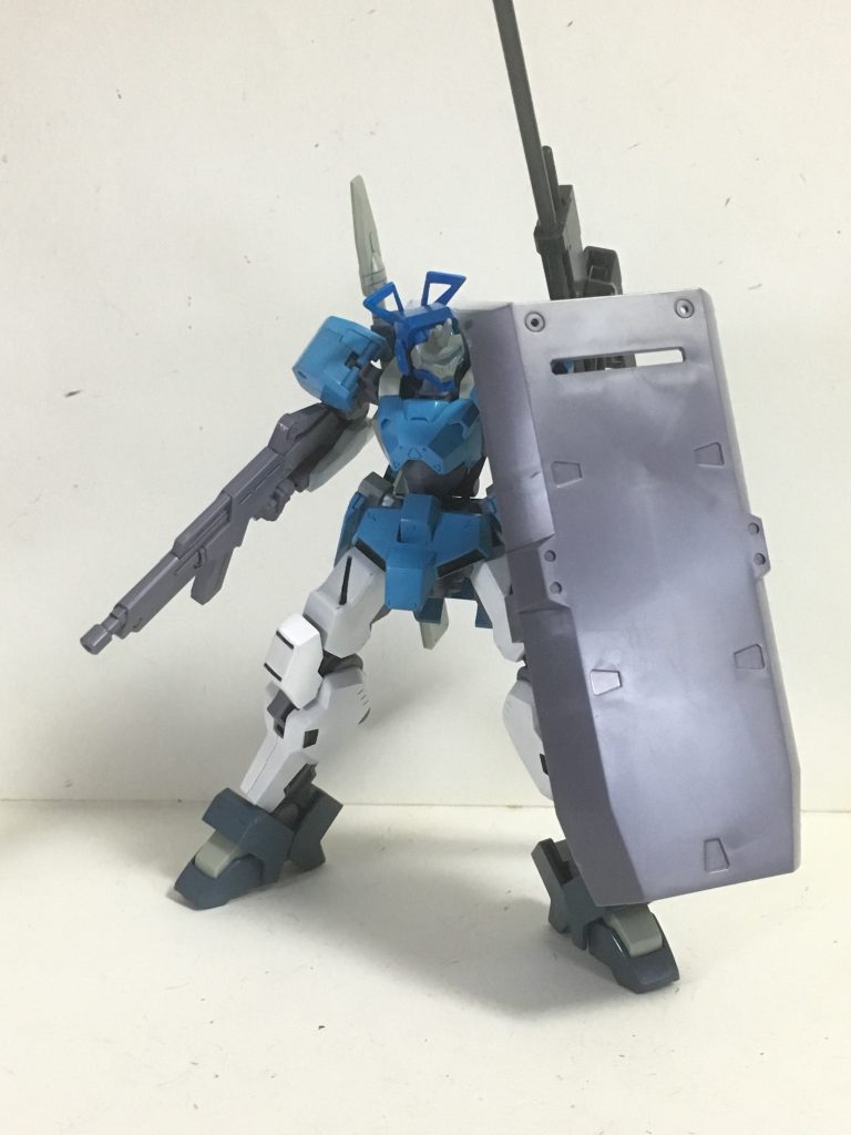 “ライオットシールド”機体のほぼ全体を覆うことができる大型のシールド、遠距離や防衛などでその役割を果たす。