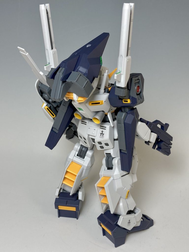 リアビューです。下半身のパーツは、結構新規のパーツが多く、可動範囲が広がっています！