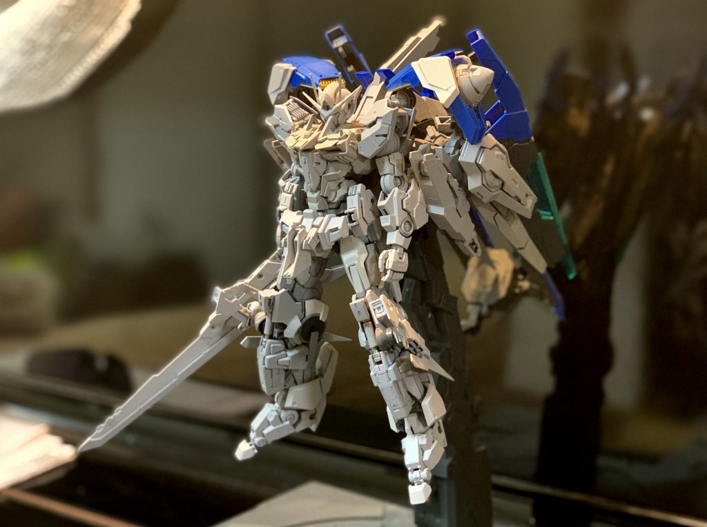 足の悩みも解決し自分好みに仕上げる事に成功。捨てサフ後筋彫り、プラ板等で情報量を増やしました。同時に背部のオーライザーにも手を加え始め、壁にぶち当たります。大型武器を担がせるか…ゴテ盛りにするか…と悩みに悩みました。