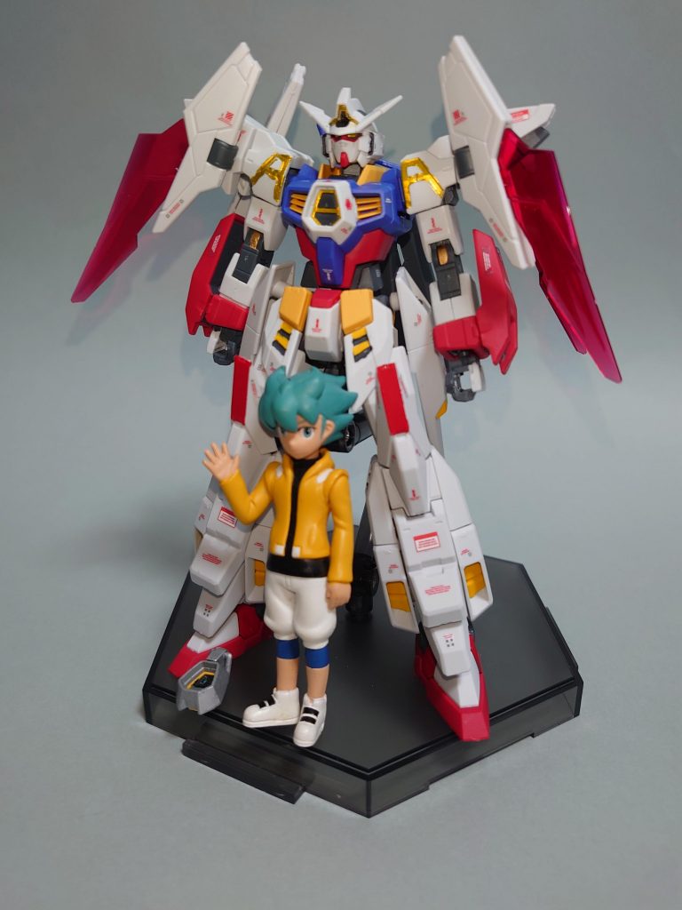 懐かしのフリット・アスノのフィギュアと一緒に。説明書に書いてあった設定だとブルーシアの博物館にあったガンダムAGE-1を改造した機体ということなので、乗ってるのはキオ君の子供か孫なんでしょうね。この機体が出てこなきゃいけないということは、100年の戦争の後にも戦いがあったということになりますが、どんな状況なんだろうなぁ・・と妄想が膨らみます。