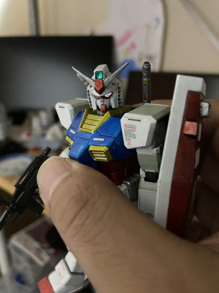 首の軸がわりにミライト白を入れて、眼の部分はクリアピンクパーツに、トサカの前後は100均の緑下敷きをカットしてそれぞれ開口して接着しました。