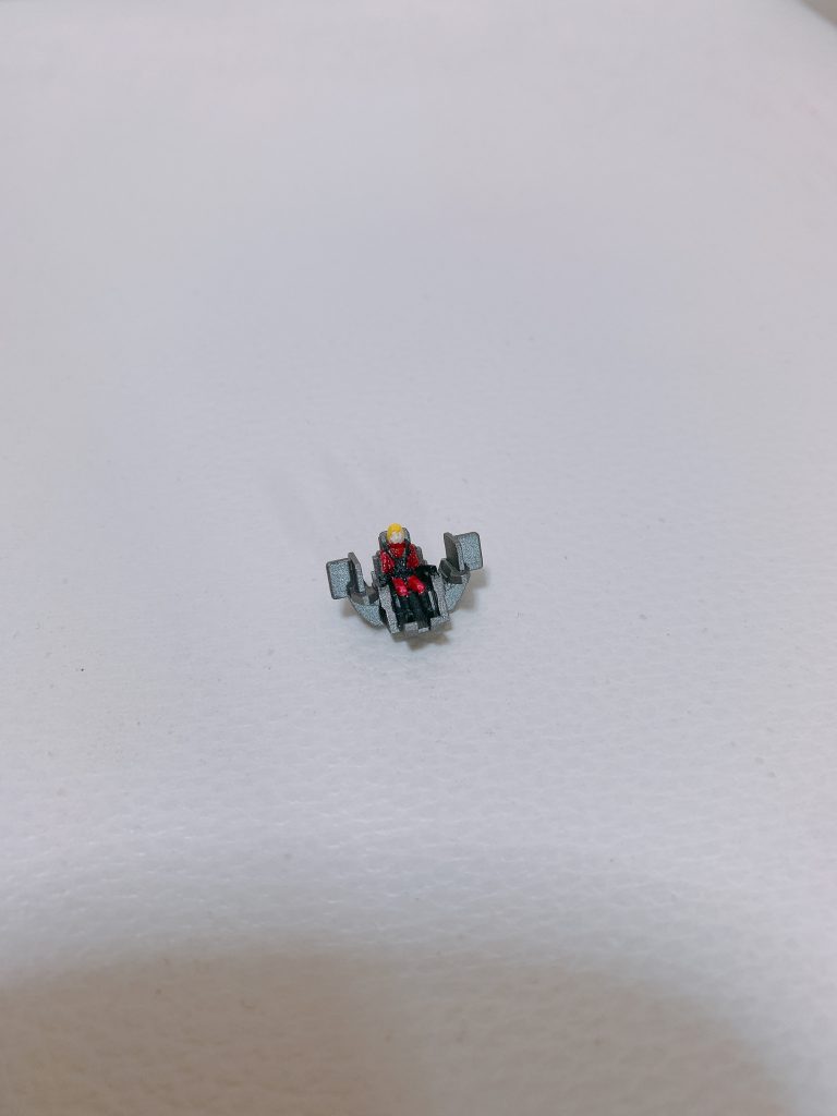 コックピット内のミリアルド様。

今回はパイロットもいたので頑張って塗装、中々オシャンティーに出来たのではないだろうか？

これでクラスの女子にもモテモテ待ったなし(^_^)