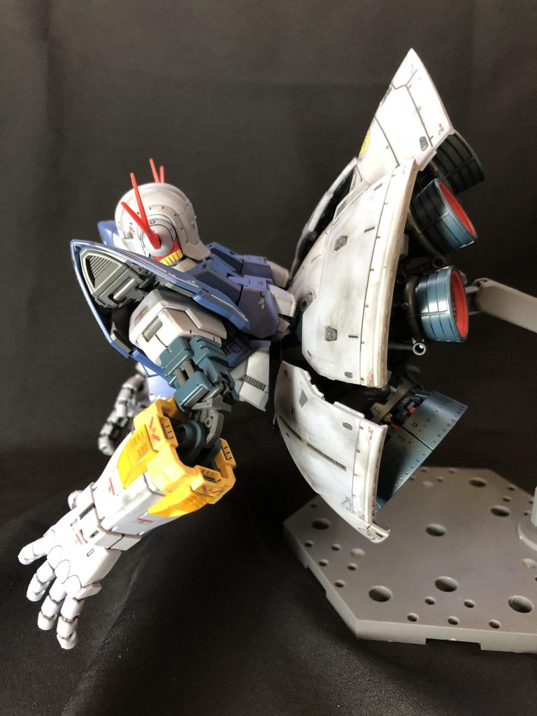 腰の可動域も広く前傾からイナバウアーまで前後はほぼ180°の可動域がありますさらにスカート内部のバーニアは全て独立可動するので足が無いながら表情をつけやすいです。分かりづらいですが胸部バーニアは腰の動きに連動して、前後共に自動で開きます。