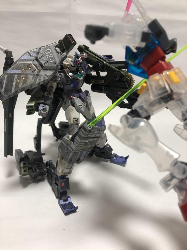 万が一敵機に接近された場合はシールド裏に仕込みビームサーベル不用意に飛び込んできた敵へ痛い一撃やられ役は一番くじのEGガンダム