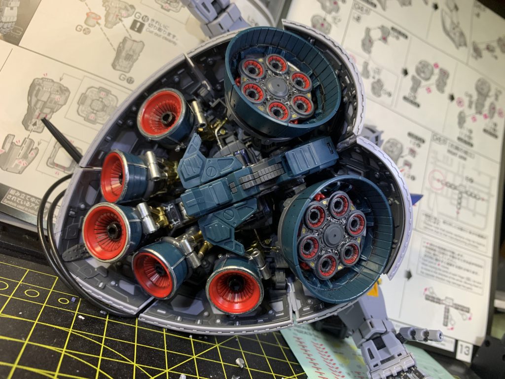 もはや生物かこれは… シリンダーやパイプをシルバーとゴールドのガンダムマーカーで部分塗装しました